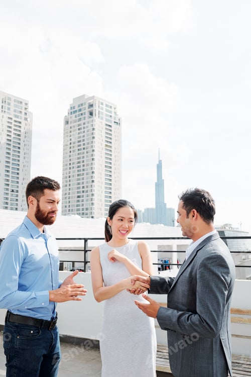 Preview: Business people shaking hands
