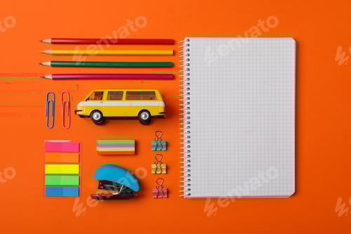 Visualização: Estadia plana com material escolar em fundo laranja