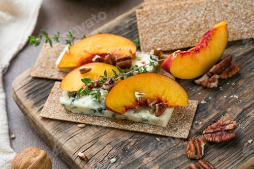 Preview: Crispbreads with blue cheese, peaches and honey