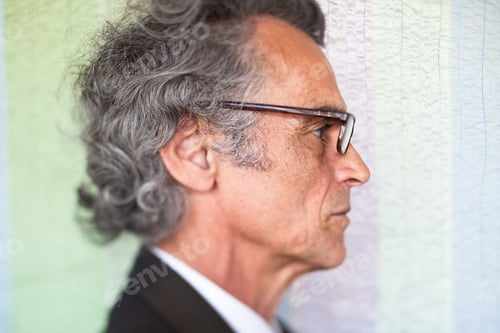 Vista previa: Perfil lateral del hombre mayor con gafas