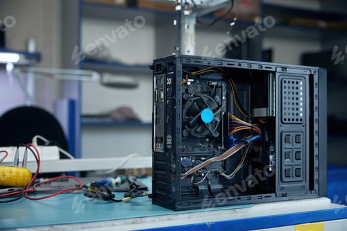 Vorschau: Ein Computergehäuse, auf dem ein Lüfter zur Kühlung montiert ist