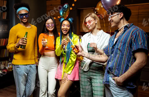 Visualização: Grupo de amigos fazendo festa em casa na noite de ano novo