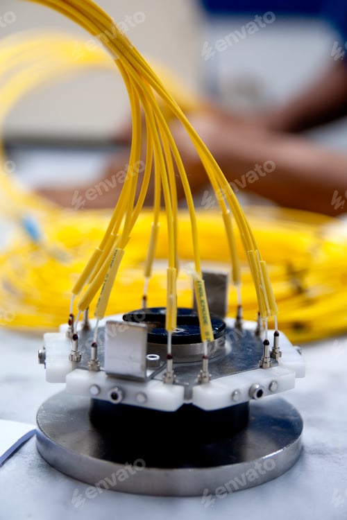 Preview: Technician cleaving an optical fiber, a crucial process for a good fusion of optical fibers.