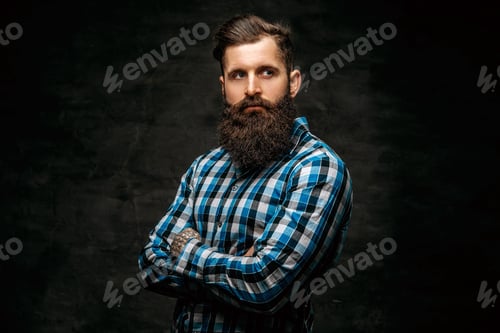 Preview: Bearded male with crossed arms, dressed in a blue fleece shirt.