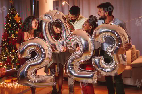 Visualização: Amigos segurando balões em forma de números 2023 representando o próximo Ano Novo