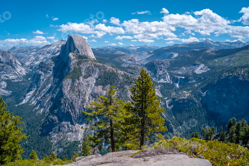 Preview: Glacier point and in the background Half Dome. Yosemite National Park