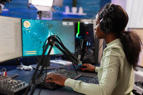 Preview: African online e streamer player trying to win space shooter game