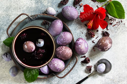 Preview: Natural Easter egg dye purple. Homemade Eggs are painted with natural egg dye from dried hibiscus.