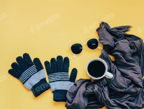 Preview: Creative flat lay of winter clothes with gloves