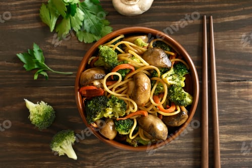 Vista previa: Tallarines de huevo con verduras en un bol
