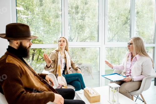 Preview: Couple with psychologist in the office
