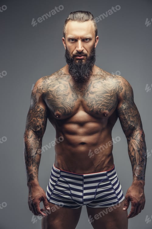 Preview: A man with tattooes on his body.