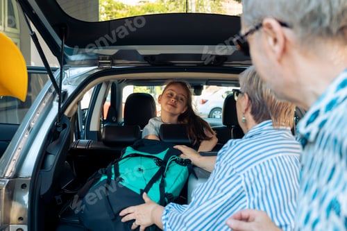 Preview: Little girl going on vacation with family
