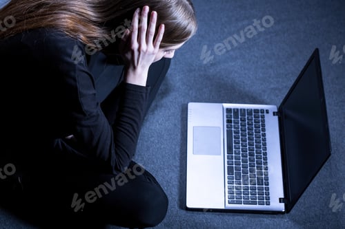 Preview: Girl inf front of laptop