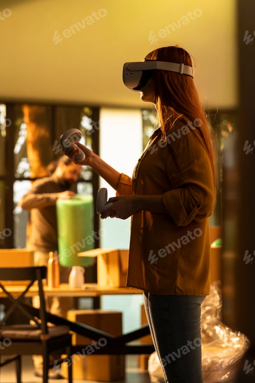Preview: Woman in VR headset, floor plan simulation, for furniture arrangement