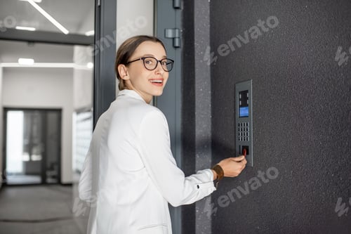 Preview: Woman opening the door with keychain