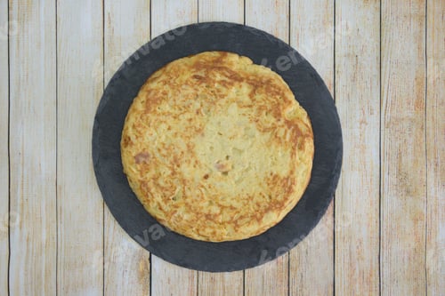 Preview: Closeup shot of a round omelet on a wooden table