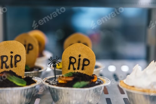 Preview: Tasty cookies for Halloween celebration in a shop window