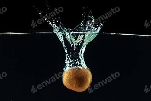 Preview: Splashing kiwi fruit on the water