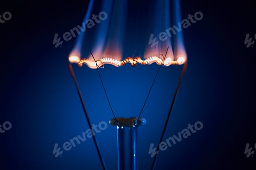 Aperçu: Electric bulb lamp with a burning spiral on a blue background