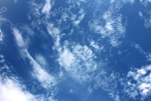 blauer Himmelshintergrund mit winzigen Wolken