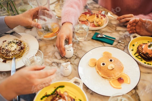 Preview: Group of millennial friends having breakfast together in a coffeeshop.