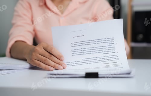 Preview: A close-up of a businesswoman working on a laptop in an office. As an accountant,records financial