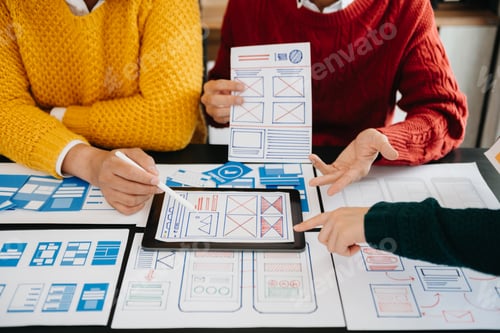 Visualização: Empresários e mulheres asiáticos se reunindo no escritório. Os funcionários debatem ideias e trabalham em equipe, planejam