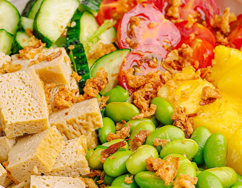 Preview: Fresh salad bowl with vegetables, fruits, and tofu at a summer picnic