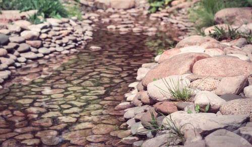 Preview: Slow trickle with large pink pebble