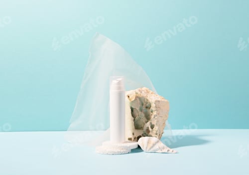 Visualização: Frasco de frasco de produto cosmético em um pódio feito de madeira natural, fundo azul