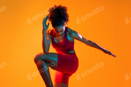 Preview: Sportive black hispanic woman wearing sportswear training