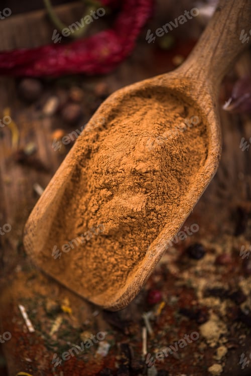 Preview: Dried and grinded cinnamon on wooden spoon