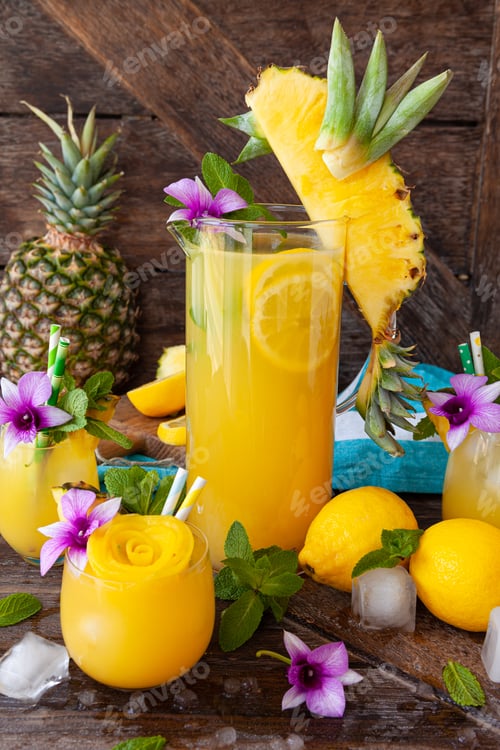 Preview: Refreshing cocktail with fresh pineapple and mint leaves