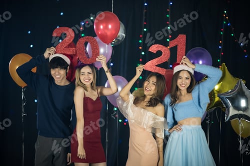 Visualização: Amigos asiáticos felizes comemorando a véspera de ano novo de 2021 - pessoas se divertindo juntas