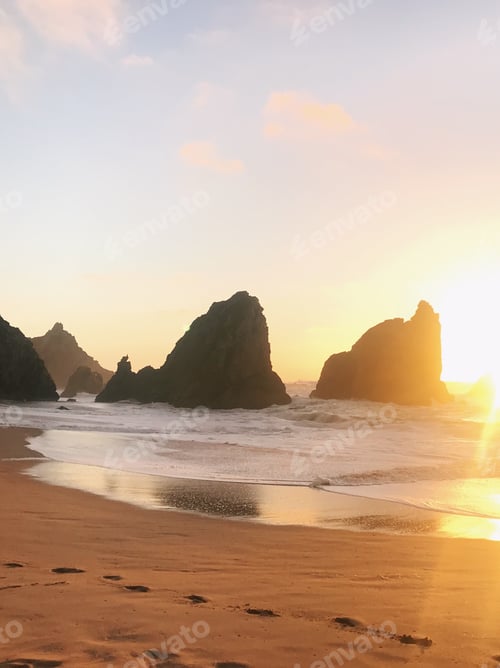 Preview: view of the ocean and rocks. Sunset