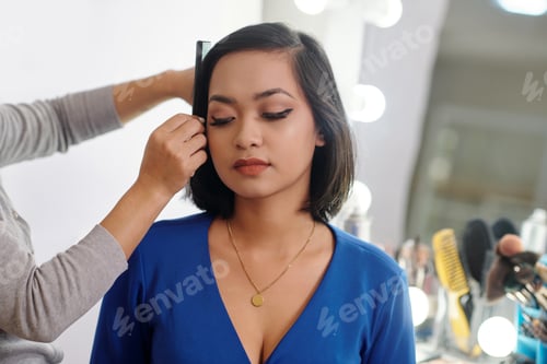 Preview: Young woman Getting Hair Done