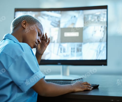 Vista previa: Mujer negra, policía y dolor de cabeza por la vigilancia de seguridad agotada, estresada o con exceso de trabajo en la oficina