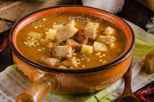 Preview: Goulash soup with croutons and potatoes
