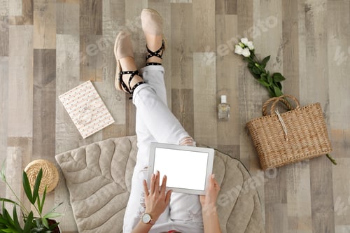 Preview: Woman with tablet sitting on floor, top view. Fashion blogger