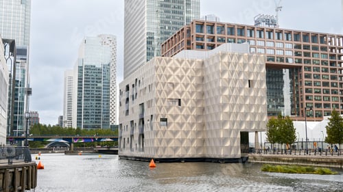 Preview: Street scape of the Canary Wharf district in London, United Kingdom