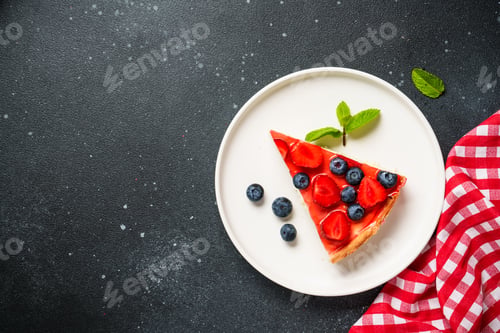 Preview: Tart with fresh berries and jelly.