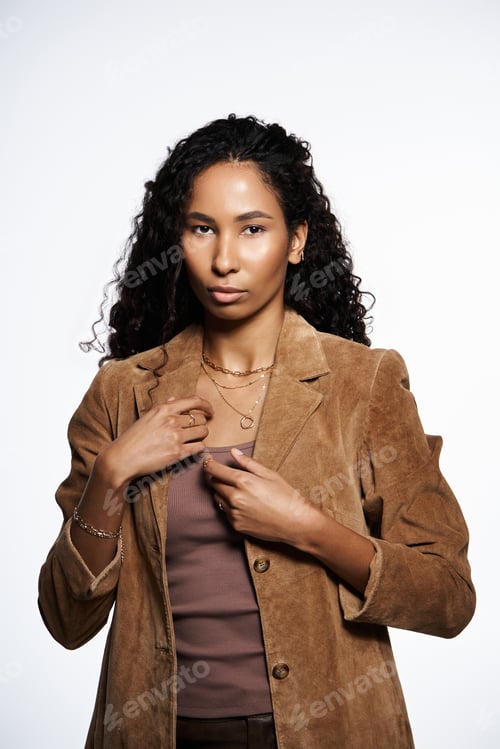 Preview: Elegant African American woman showcasing exquisite jewellery in contemporary fashion setting