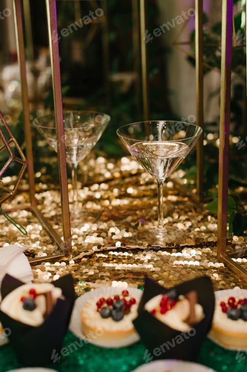 Vorschau: Martini im Glas auf goldenem Tisch, Dekoration, Bar, Getränk, Alkohol, Schokoriegel