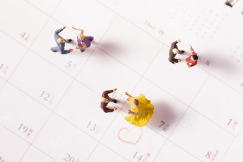 Preview: Top view shot of cute dancing figurines on a calendar - concept of Valentine