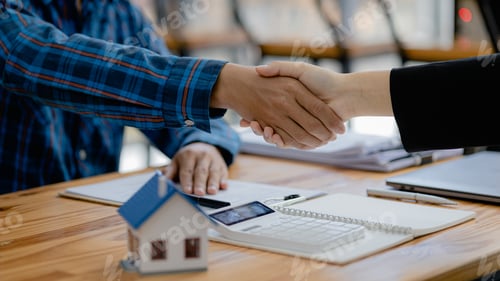 Preview: The salesperson of the housing estate in the project and the customer shake hands.