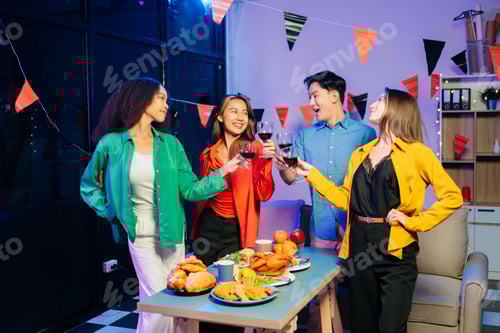 Visualização: Um grupo diversificado de colegas de trabalho curtindo uma festa casual no escritório ou em casa com bebidas, comida,