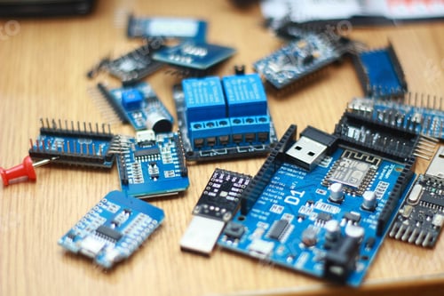 Preview: Closeup shot of the flash drives and mechanisms