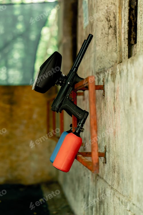 Preview: in the wild in the hangar for instruction pintball pistols with colored balloons are attached to a