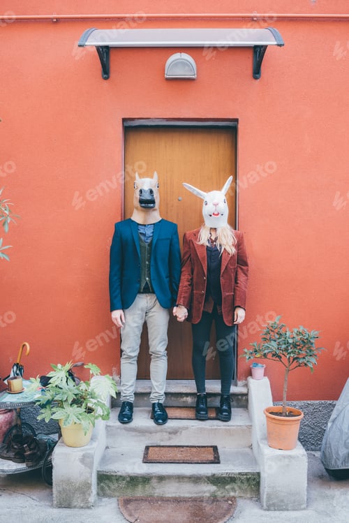 Preview: Man and woman holding hands wearing mask